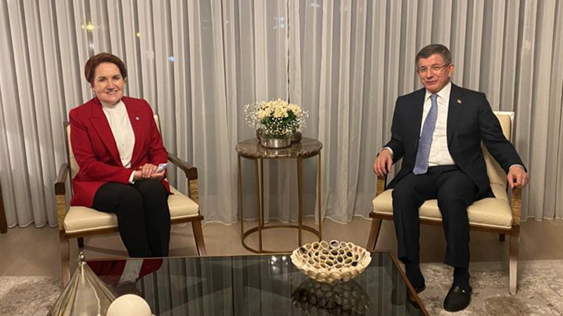 Akşener'den Davutoğlu'na ev ziyareti