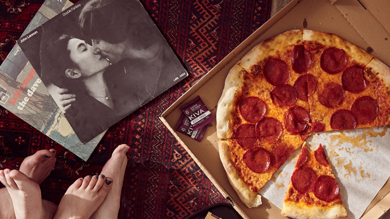 Sevgililer Günü için ilginç promosyon Pizza siparişinin yanında seks