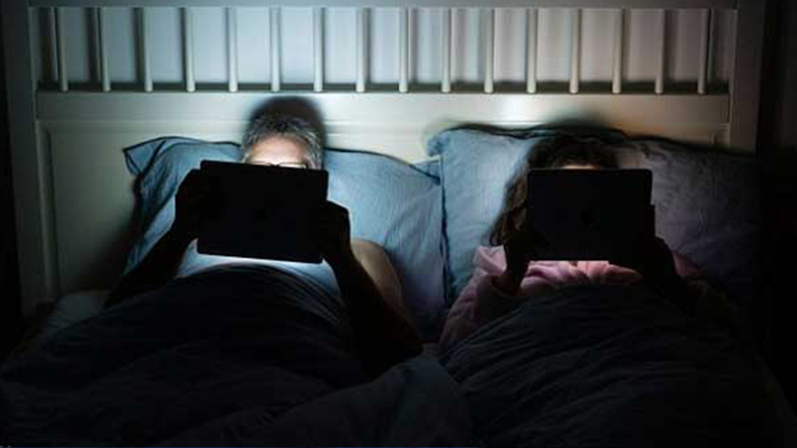 Ночью сидела на спящем. Человек в кровати с телефоном ноч. Человек перед сном. Ночью перед телевизором. Чтение перед сном.