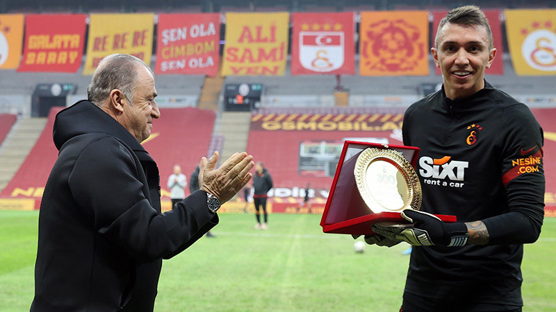 Galatasaray'ın Uruguaylı kalecisi Fernando Muslera, Erzurumspor karşısında 300. maçına çıktı ve Süper Lig'de en çok maça çıkan yabancı oyuncu ünvanını ele geçirdi.