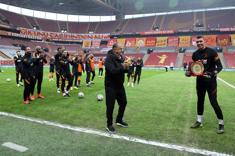 Galatasaray formasıyla 300. maçına çıkan Muslera'dan yeni rekor