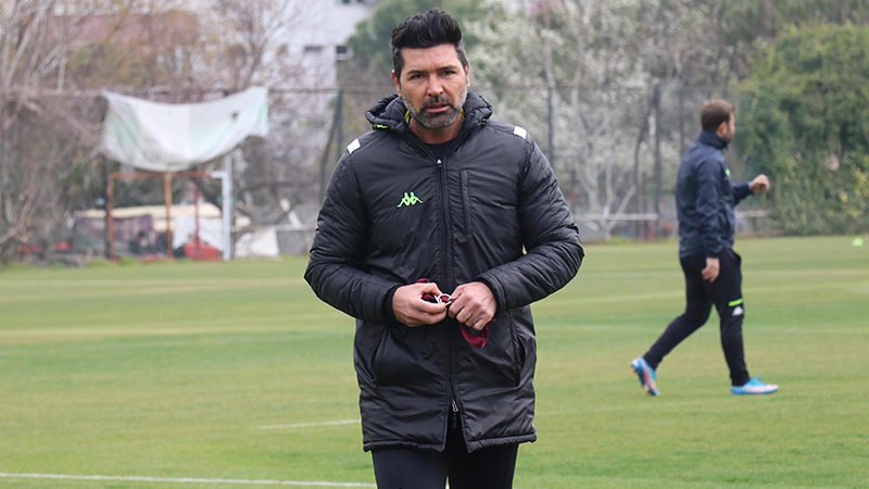 Süper Ligde bir ayrılık daha; Denizlispor teknik direktörü Hakan Kutlu istifa etti