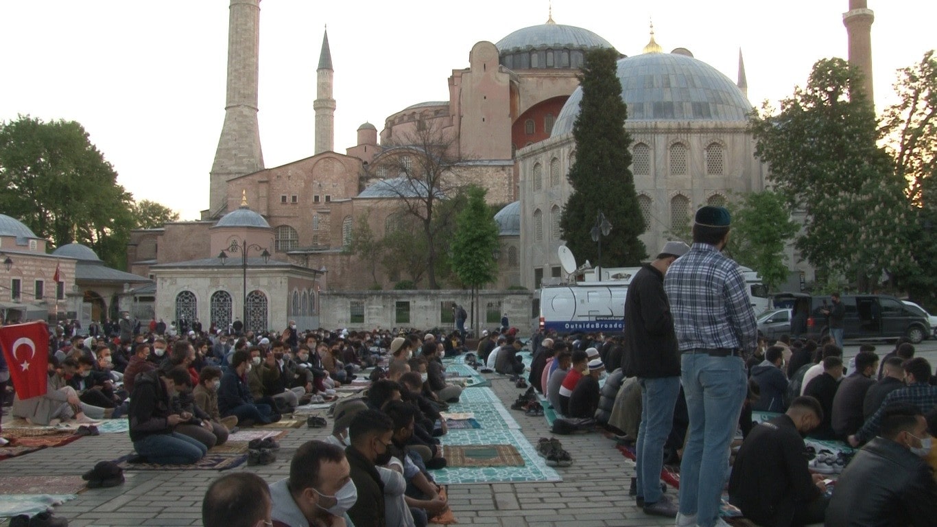 Namaz sonrası camii çıkışında açıklamalarda bulunan TBMM Başkanı Mustafa Şentop şunları söyledi: