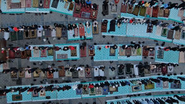 "İnşallah önümüzdeki kurban bayramına daha önce olduğu gibi sevdiklerimizle, ailemizle, komşularımızla bir arada oluruz. Öte yandan dünyanın birçok yerinde din kardeşlerimiz sıkıntı altında, zulüm altında. Yaşıyorlar ve bayrama o şekilde giriyorlar. Bütün coğrafyalarda, dünyanın her yerinde mazlum, mağdur durumdaki din kardeşlerimizin de bayramını tebrik ediyorum."