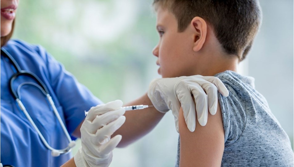 İngiltere&#39;de uzmanlar, 12-15 yaş aralığındaki sağlıklı çocuklara Covid-19  aşısı yapılmasını önermedi