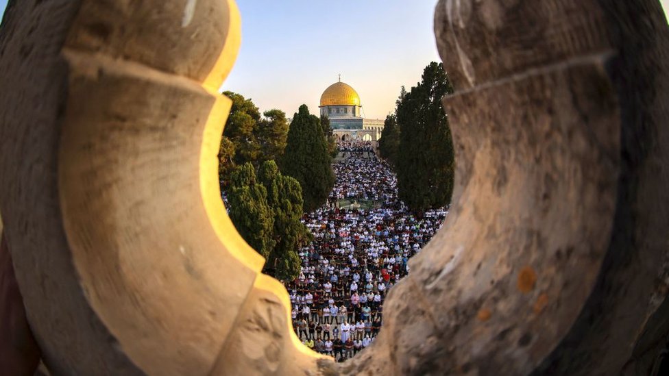 Filistinliler Kurban Bayramı'nın ilk gününde Kudüs'teki Mescid-i Aksa'da namaz kılıyor