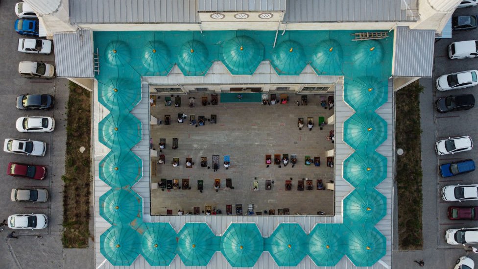 Ankara'daki Atayurt Merkez Camii'nde kılınan bayram namazının havadan görüntüsü