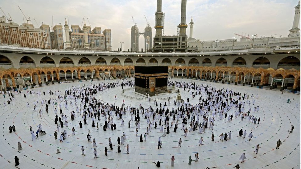 Mekke'deki Ulu Camii’de inananlar, İslam'ın en kutsal mabedi olan Kabe'yi tavaf ediyor