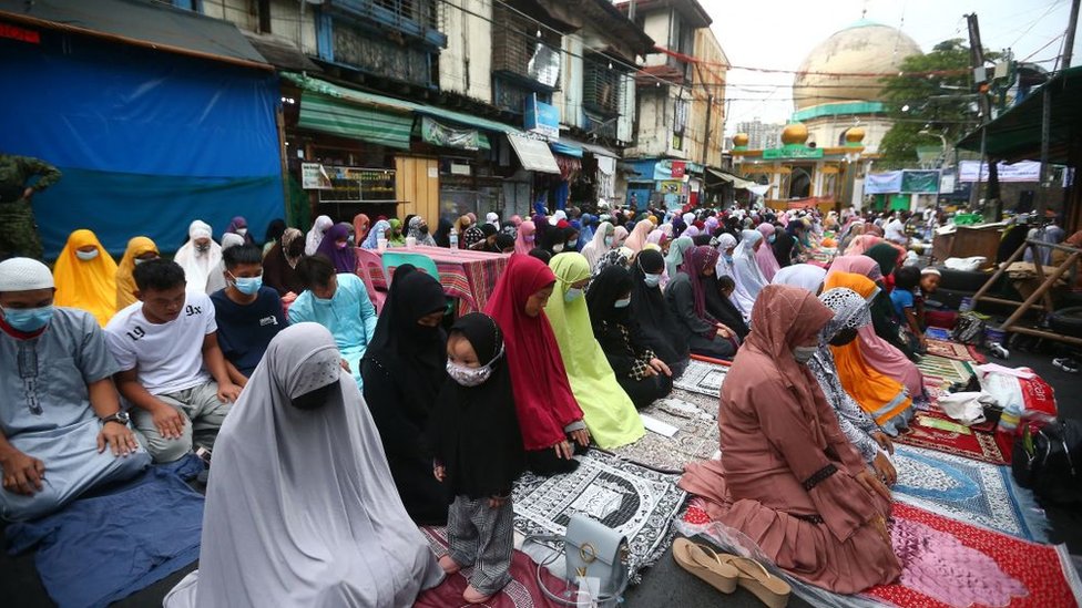 Filipinli Müslümanlar başkent Manila'nın dış bölgelerindeki bir caminin dışında namaz kılıyor