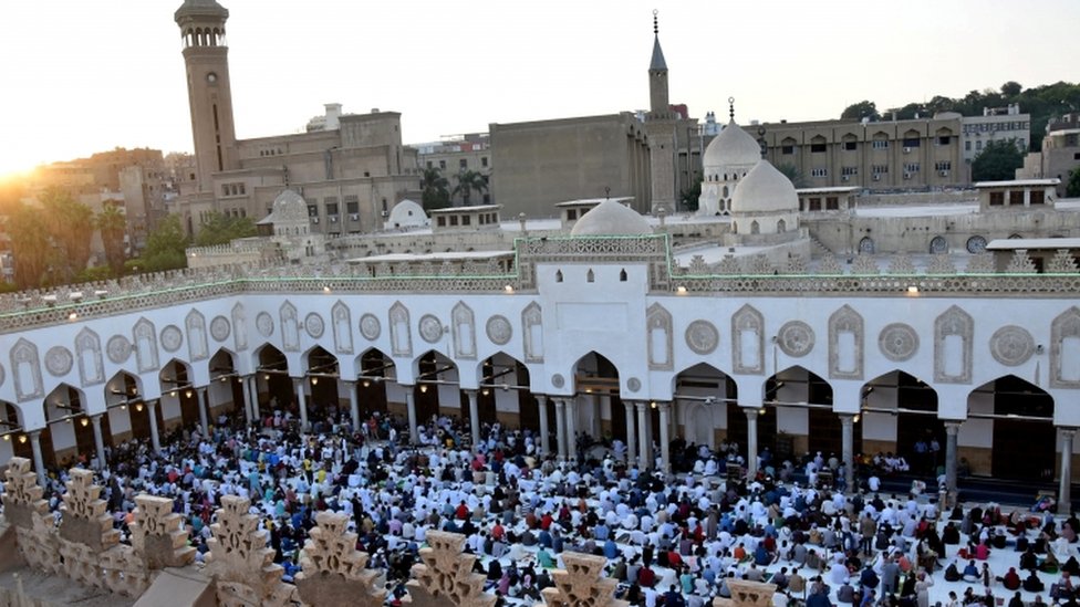 Mısır'daki El Ezher Camii'nde kılınan bayram namazı