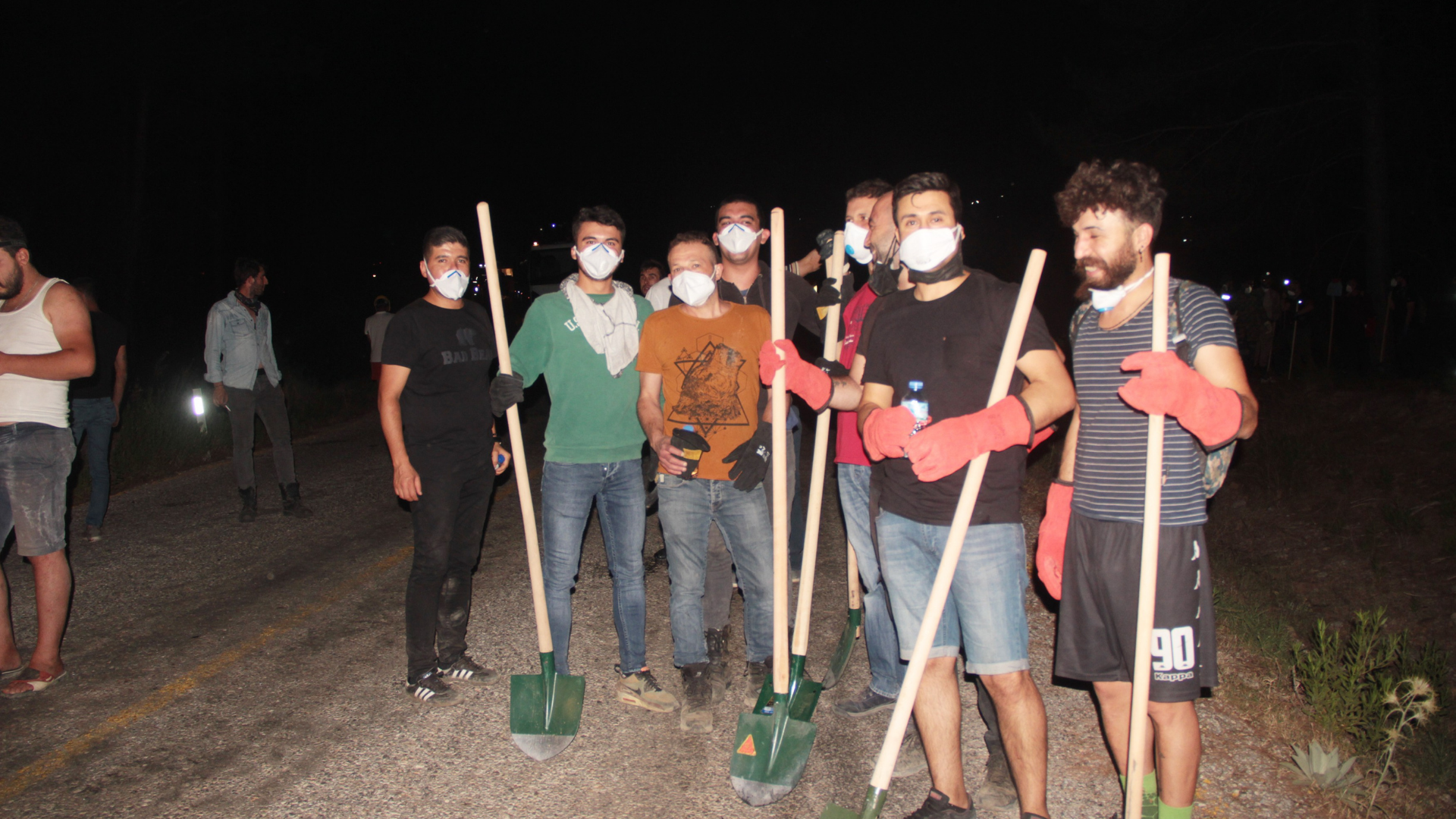 Menteşe Belediyesi tüm araçları ile yangının söndürülmesine katkı verirken, yangını duyan çevre sakinleri de küreklerini kaparak gece boyunca yangın ekiplerine yardımcı oldu.