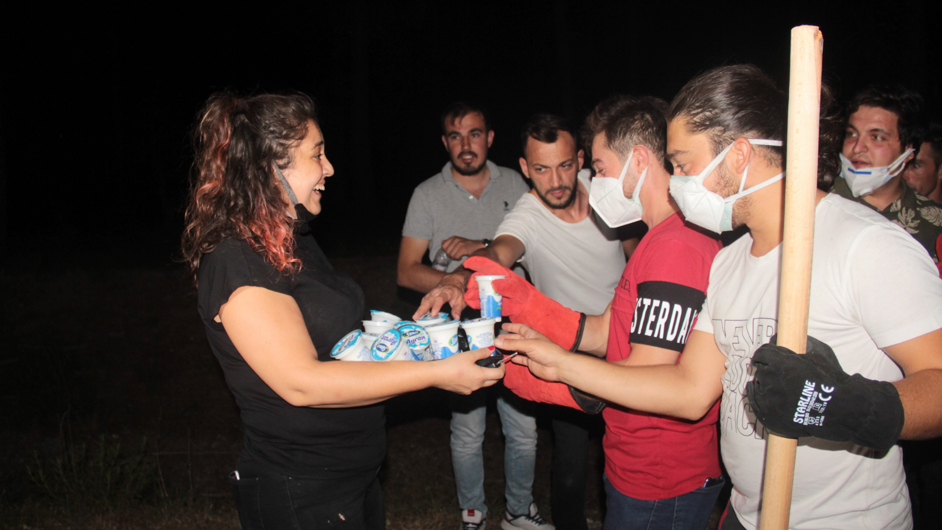 Yangın bölgesine vatandaşlar tarafından söndürme çalışmalarına katılan orman, itfaiye personeli ile sivil vatandaşlar için koliler dolusu su ve ayran gönderildi. 