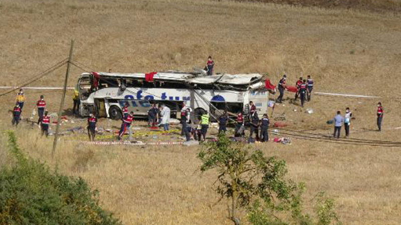 Balıkesirde yolcu otobüsü takla attı: 15  kişi yaşamını yitirdi, 17 kişi yaralı