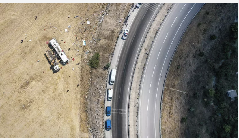 İlk incelemede yolcu otobüsünün 95 kilometre hızla viraja girdiği, yaklaşık 40 metrelik fren izi olduğu tespit edildi