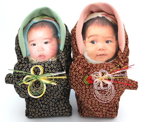 Japonya'da ebeveynler, bebeklerini göremeyen akrabalarına, bebekleriyle tıpkı yükte pirinç torbaları gönderiyor