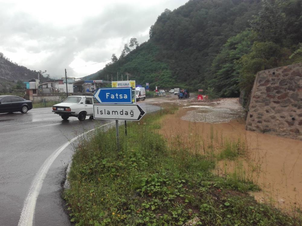 Ordu'da dere taştı; iki ilçeyi bağlayan karayolu süreksiz olarak ulaşıma kapandı