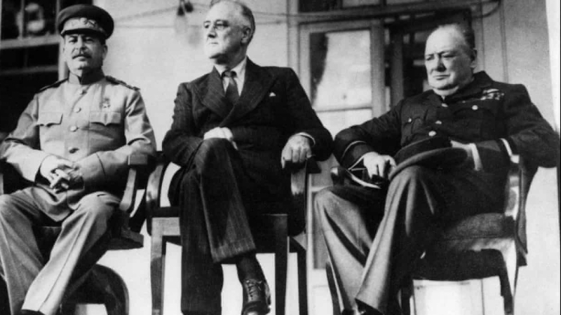 Britanya'nın yeni İran Büyükelçisi'nin Rus mevkidaşıyla verdiği 'Stalin-Churchill' pozu tartışma yarattı