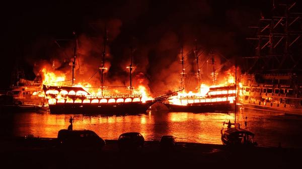 Alanya'da 4 çeşit teknesinde yangın çıktı