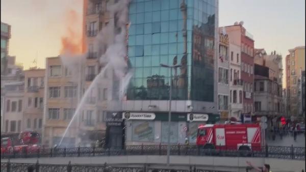 Taksim Meydanı'nda bir binada yangın