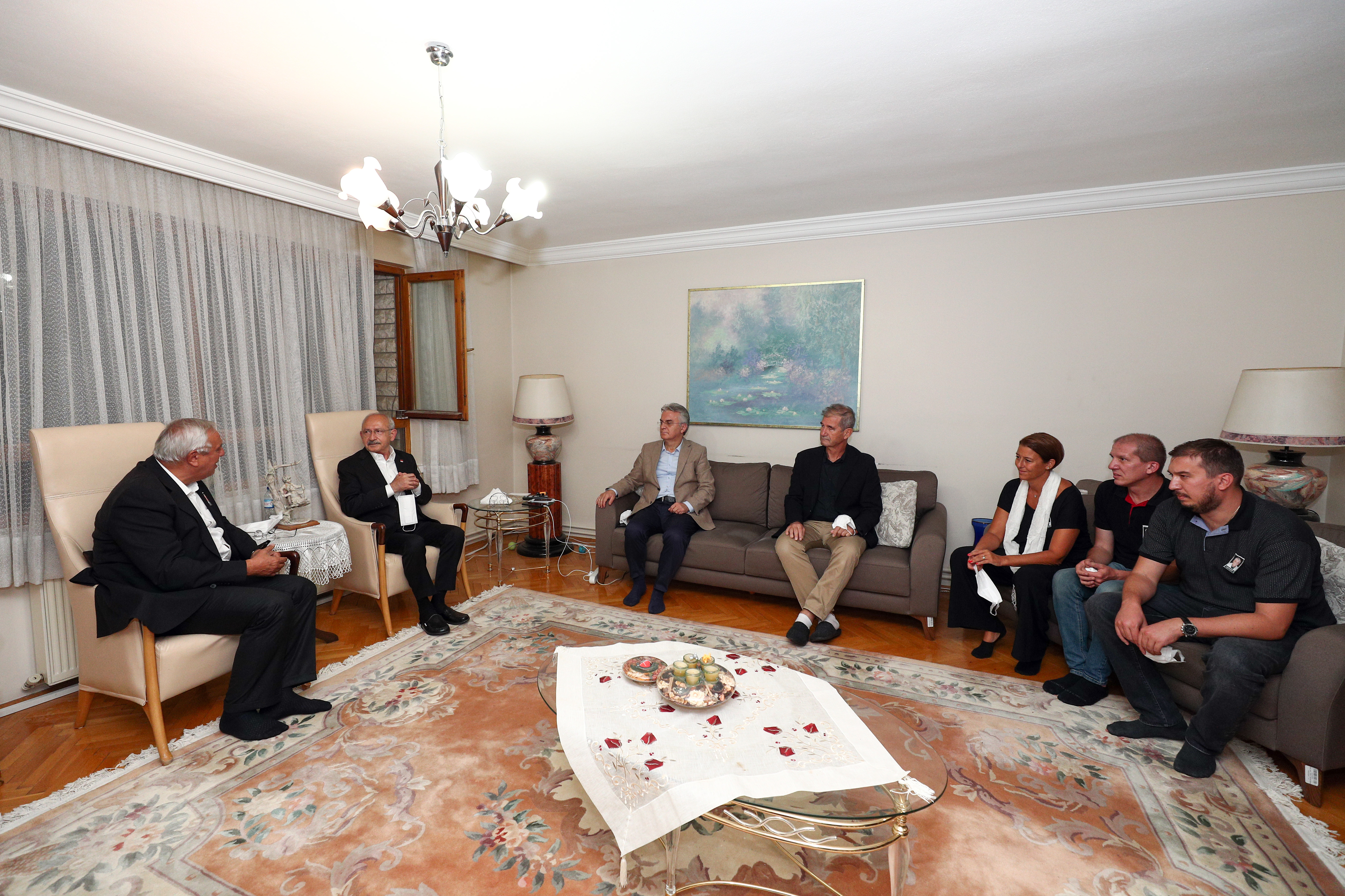Kılıçdaroğlu'ndan gazeteci Orhan Uğuroğlu'na başsağlığı ziyareti