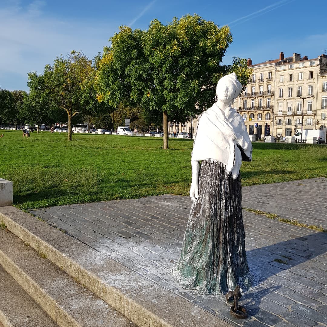 Fransa'da köle heykeli, ırkçı atağa uğradı