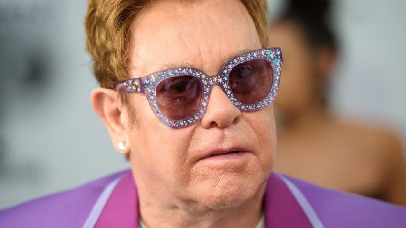 Elton John, kalçasını incittiği için, 2021 İngiltere ve Avrupa turunu  erteledi