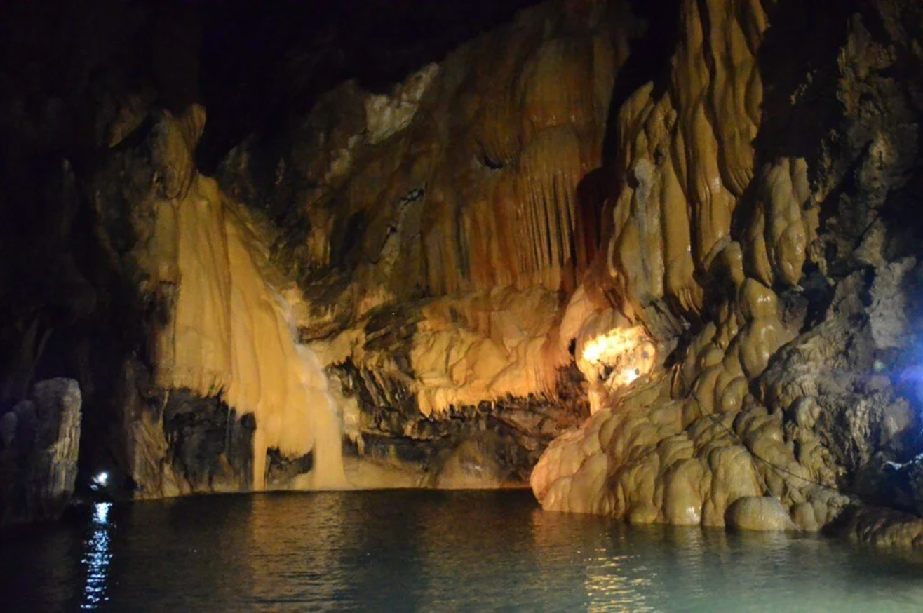 Antalya'nın İbradı ilçesi Ürünlü Mahallesi sınırlarında bulunan Altınbeşik Mağarası, milyonlarca yıllık sürecin izlerini taşıyor.