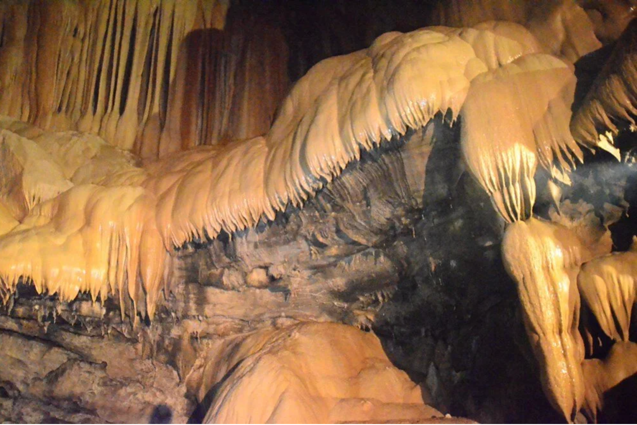 İbradı ilçesine 7, Ürünlü köyüne 4 kilometre uzaklıktaki 2 bin 500 metre uzunluğundaki Altınbeşik Mağarası, içindeki sarkıt ve dikitlerle görülmeye değer bir doğa harikası.