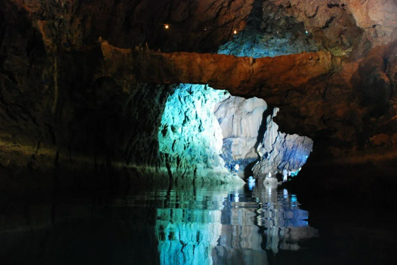 1994'te Milli Park ilan edilen mağara Türkiye'nin en büyük, dünyanın ise 3. büyük yeraltı gölüne sahip.