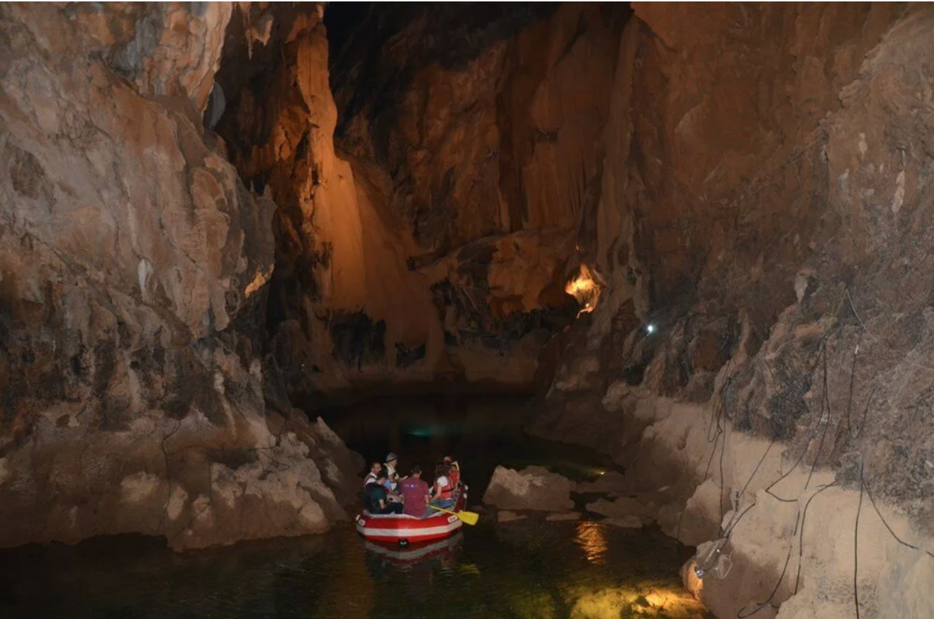 Yaklaşık iki ay içerisinde 20 bin kişinin ziyaret ettiği mağarayı ortalama bir günde ortalama 350 kişi ziyaret etti. Gezi botları ile mağaranın güzelliklerini keşfe çıkan ziyaretçiler, Antalya'nın bu cennet köşesine hayran kaldı.