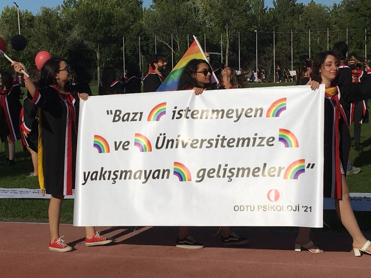 ODTÜ'de gelenek bozulmadı: Rektörlüğün katılmadığı mezuniyetten yaratıcı pankartlar 