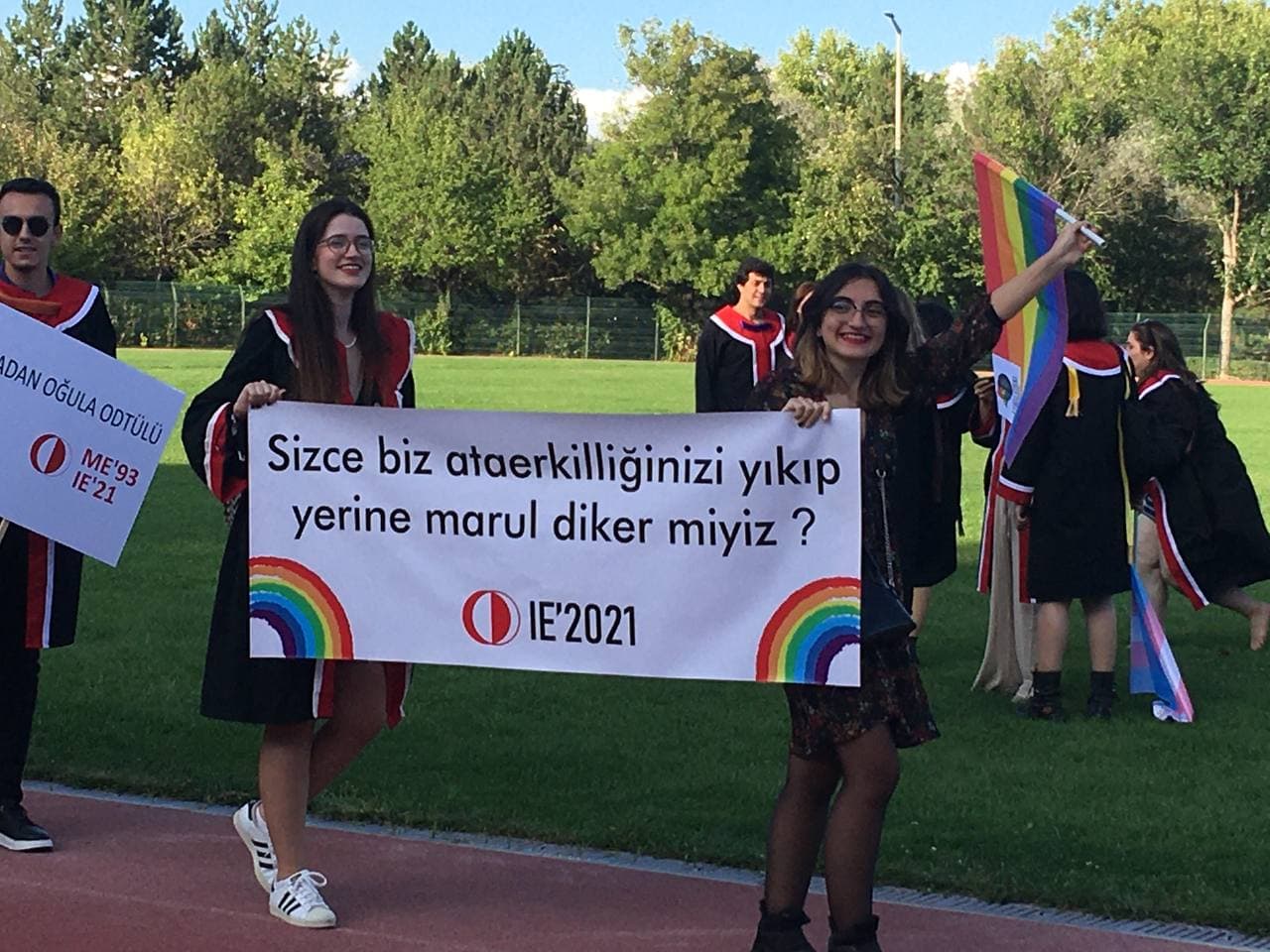 ODTÜ'de gelenek bozulmadı: Rektörlüğün katılmadığı mezuniyetten yaratıcı pankartlar 