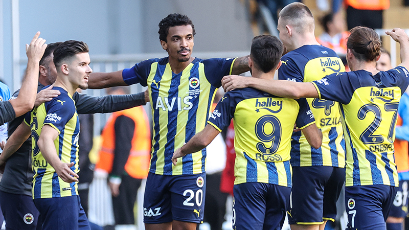 Kasımpaşayı iki golle geçen Fenerbahçe, zirveyi bırakmadı