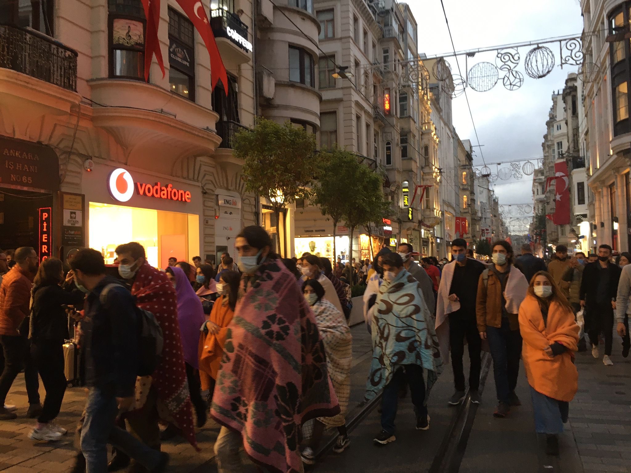 Üniversiteli gençlerden yüksek yurt ve kira fiyatlarına battaniyeli, yorganlı protesto