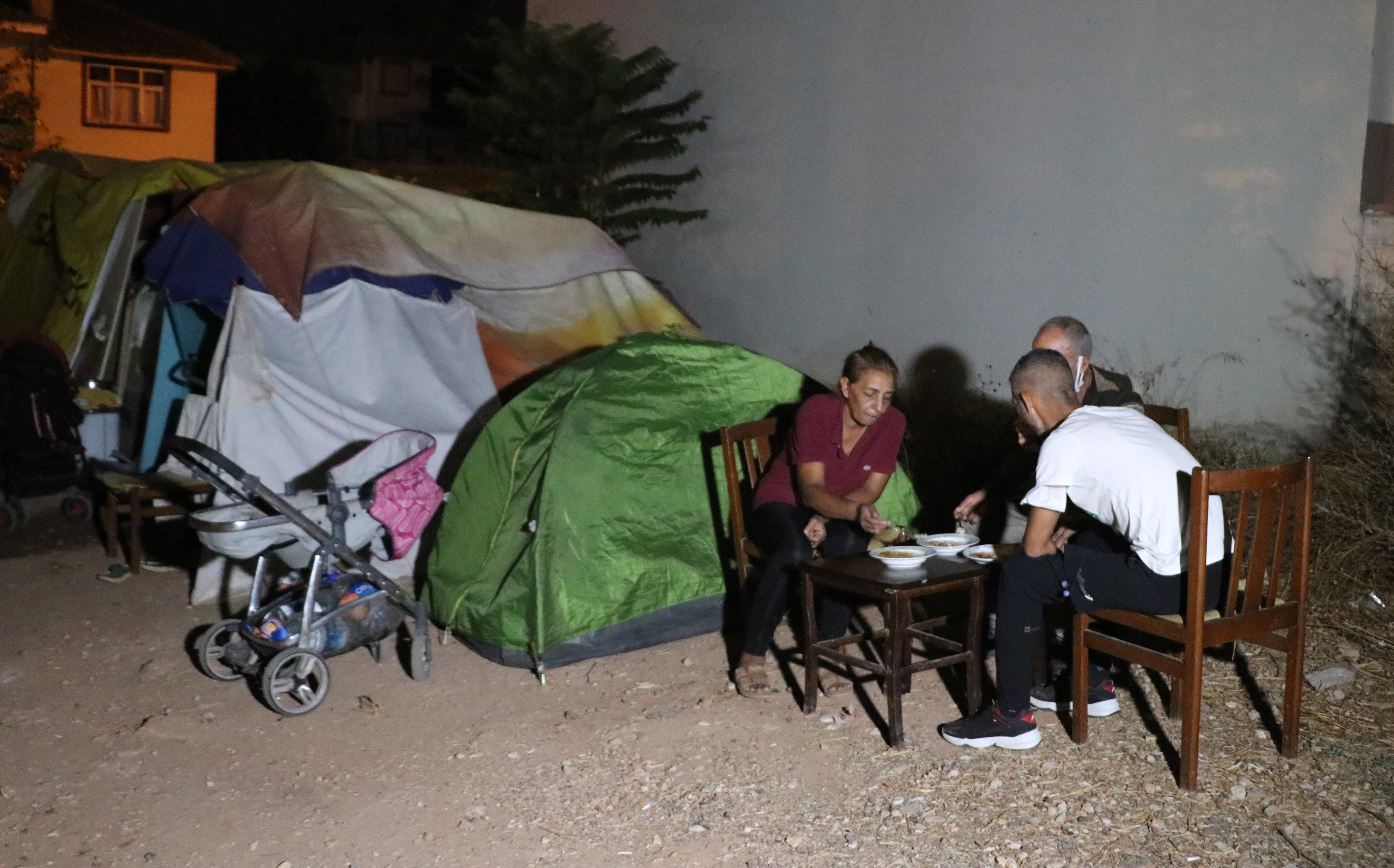 Kirayı ödeyemedikleri için meskenden çıkarılan aile, 3 aydır çadırda yaşıyor