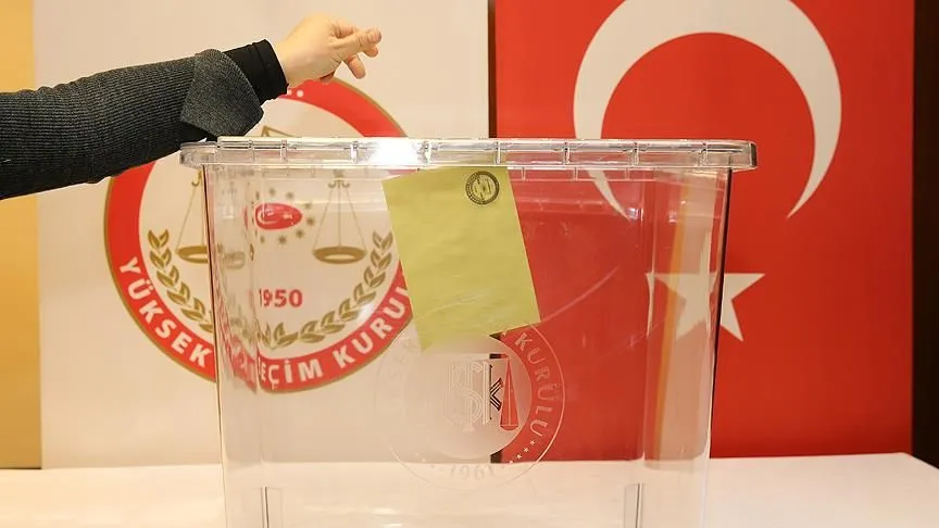 MAK Araştırma Ekim ayı anket sonuçlarını açıkladı. 5 bin 750 kişi ile yapılan ankete göre seçmenlerin daha önce oy verdikleri partiye oy vermeme eğilimi yüzde 41. Öte yandan Cumhurbaşkanı Erdoğan'a Cumhurbaşkanı seçimlerinde asla oy vermeyeceğini söyleyen seçmen oranı da yüzde 42.