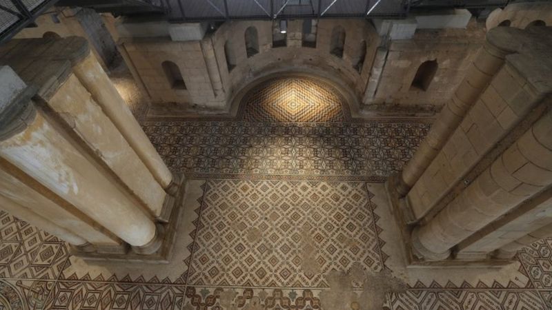 Filistinliler Batı Şeria'daki sarayda bulunan dev yer mozaiklerini sergiliyor