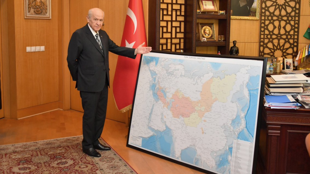 Bahçeli, tasarladığı 'Türk Dünyası Haritası'nı çizdirdi, Erdoğan'ı