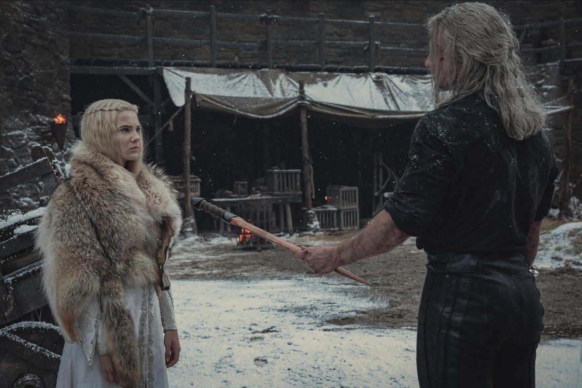 The Witcher: 2. Sezon - İzleyiciyi epik bir dünyaya davet eden The Witcher, yeni bölümleriyle geri dönüyor. İkinci sezonda Yennefer'ın Sodden Savaşı'nda hayatını kaybettiğine ikna olan Rivyalı Geralt, Prenses Cirilla'yı bildiği en güvenli yer olan çocukluk evi Kaer Morhen'e getirir.