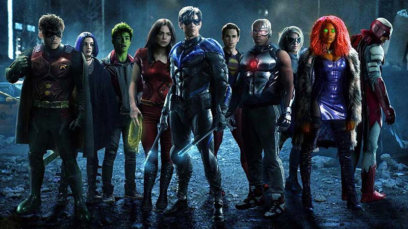 Titans: 3. Sezon - Titanlar bir arada kalmak için çabalarken bir yandan da Gotham Şehri'ni sonsuza dek yok etmek isteyen gizemli yeni tehdit Red Hood'un gazabıyla uğraşır.