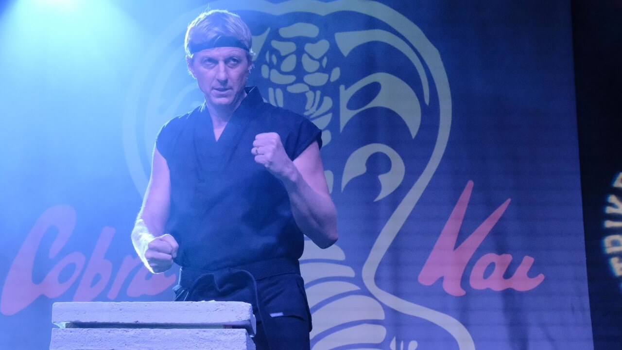 Cobra Kai: 4. Sezon - Güç bir duruma düşen Profesör, altınları ve daha da önemlisi ekibini bankadan çıkarmak için zamanla yarışırken son derece büyük riskler almak zorundadır.