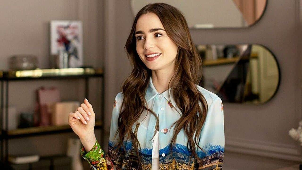 Emily in Paris: 2. Sezon - Daha fazla eğlence, daha fazla moda ve daha fazla gafla dolu yeni sezonda, Paris'e uyum sağlayan Emily tutku dolu bir gecenin ardından beklenmedik sorunlarla karşılaşır.