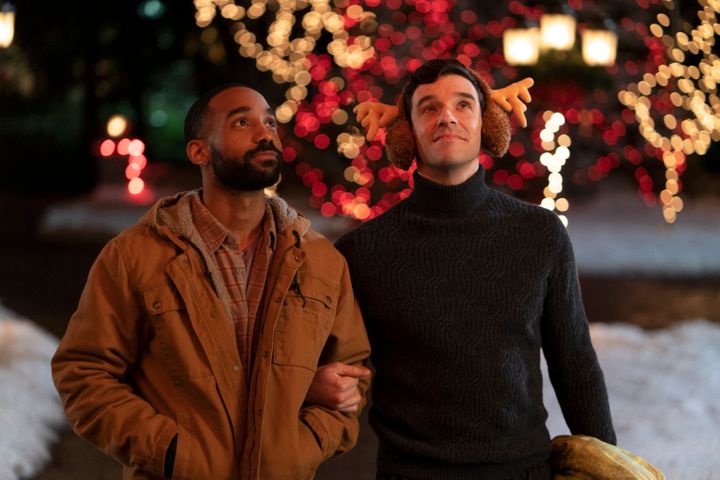 Single All The Way - Peter evine yapacağı Noel ziyareti için en iyi dostundan sevgilisiymiş gibi davranmasını  ister. Ancak ailesinin çöpçatanlık girişimi, planların değişmesine neden olur.
