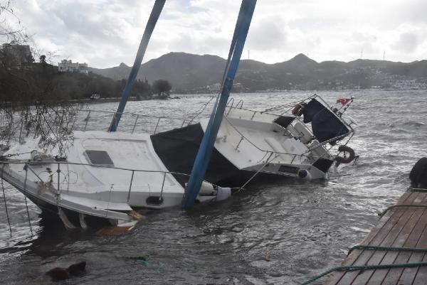 Bodrum'da fırtına: 1 tekne karaya oturdu, iskeleler yerinden söküldü