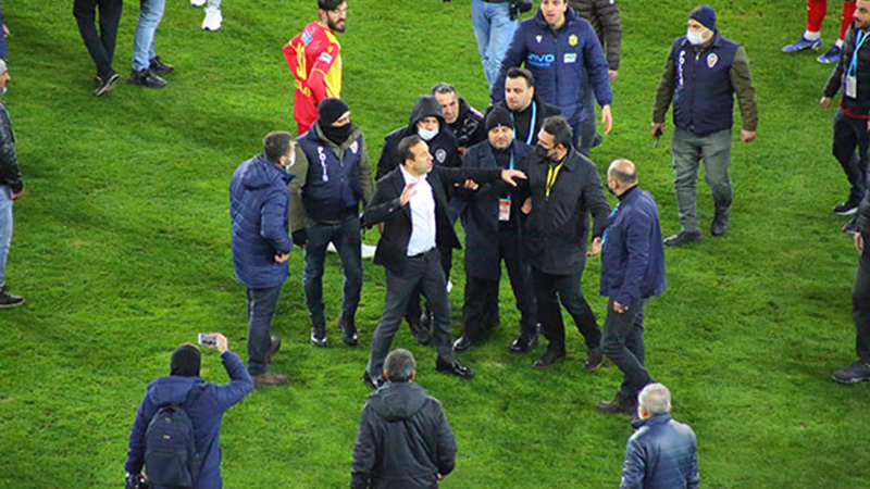 Yeni Malatyaspor Başkanı Adil Gevrek, maçın bitmesiyle hakem Hüseyin Göçek'in üzerine yürüdü