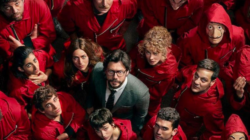 8. La Casa de Papel   Profesör olarak adlandırılan bir suç dehası, tarihin en büyük soygununu yapmayı planlar. Amacı İspanya Kraliyet Darphanesine girmektir. Bunun için de işlerinde uzman olan 8 suçludan oluşan bir ekip kurar. Ekip, 5 aylık bir eğitim sürecinden geçer ve bu sürede her ihtimali hesaba katarak soygunu kusursuz bir hale getirirler. Artık her şey hazırdır. 8 kişi, rehineleri de yanlarına alarak kendilerini İspanya Kraliyet Darphanesine kilitler. Fakat hiç hesaba katmadıkları olaylar gerçekleşir.