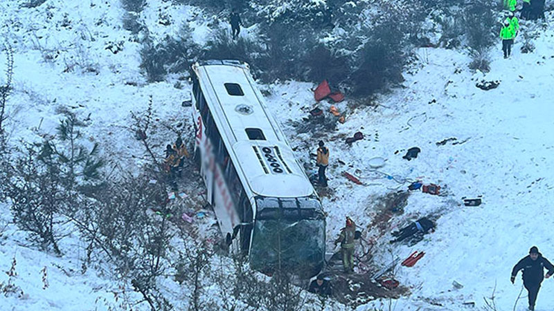 Beykoz Kuzey Marmara Otoyolu'nda yolcu otobüsü şarampole yuvarlandı: 2 kişi yaşamını yitirdi, 10 yolcu yaralandı