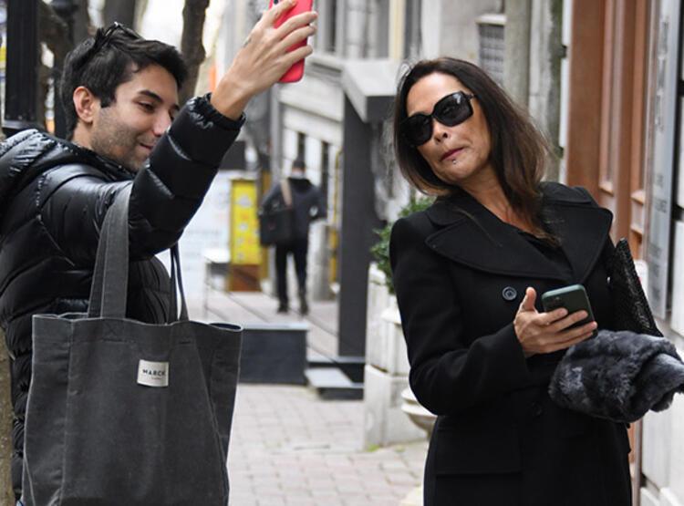 “Televizyon kanalları başka yerlerdeler, onlarla anlaşmam çok zor hale geldi” diyen Avşar kıcı, “Şartlarınız ağır mı geliyor?” sorusuna, “Şartlarımız uymuyor kafa olarak. Diziler çok uzun sürüyor ve benim yapmak istediğim şeylere yer yok zaten. Bakıyorsun dijitale; ha benim kendi kanalım, ha orada yapmışım. Ne fark eder? Niye başkasının kanalında olayım diye düşünüyorum” yanıtını verdi.