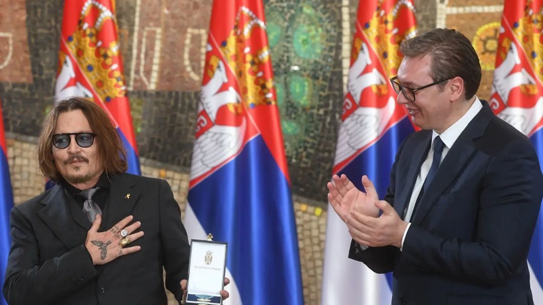 Johnny Depp Sırbistan'dan liyakat madalyası aldı