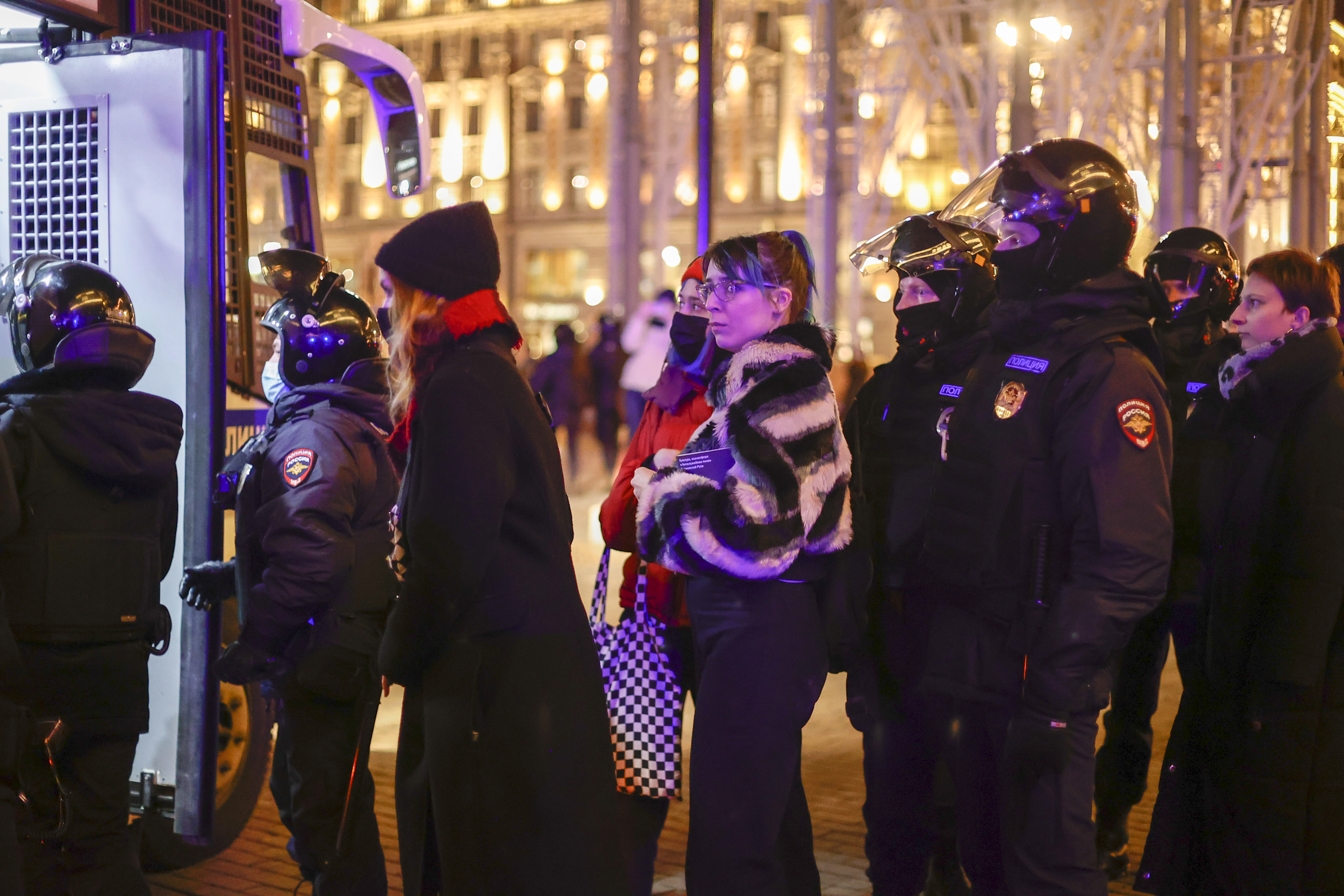 Rusya'da savaş aksisi protestolar sürüyor; yaklaşık 350 kişi gözaltına alındı